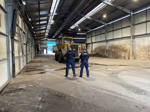 zdjęcie kolorowe: policjanci na miejscu śmiertelnego potracenia mężczyzny przez ładowarkę kołową