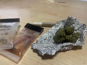 zdjęcie kolorowe: zabezpieczone przez policjantów narkotyki