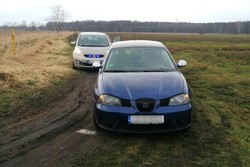 zdjęcie kolorowe: dw3a samochody zaparkowane w polu