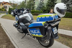 zdjęcie kolorowe: przedstawiające motocykl policyjny w z odblaskową okleiną