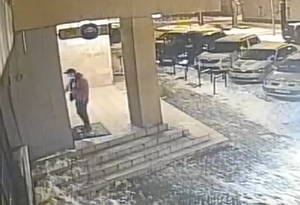 zdjęcie kolorowe przedstawiające wizerunek mężczyzny, który dokonał oszustwa na Blika