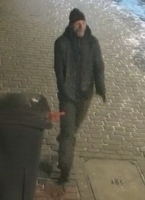 zdjęcie kolorowe przedstawiające wizerunek mężczyzny podejrzewanego o kradzież
