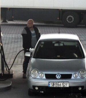 zdjęcie kolorowe przedstawiające podejrzewanego o kradzież mężczyznę tankującego paliwo