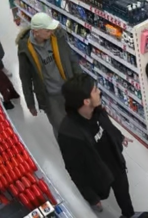 zdjęcie kolorowe: dwóch mężczyzn w drogerii podejrzewanych o kradzież rozbójniczą