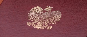 zdjęcie kolorowe: okładka teczki na dokumenty z zamieszczonym symbolem orła w koronie