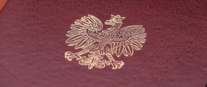 zdjęcie kolorowe: okładka teczki na dokumenty z zamieszczonym symbolem orła w koronie