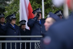 zdjęcie kolorowe: Komendant Wojewódzki Policji w Katowicach insp. dr Tomasz Michułka przyjmujący ślubowanie nowych policjantów