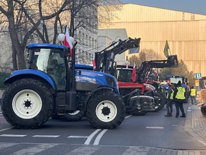 zdjęcie kolorowe: rolnicy protestujący przy swoich ciągnikach rolniczych
