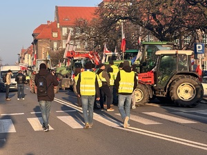 zdjęcie kolorowe: rolnicy protestujący przed urzędem w centrum Katowic