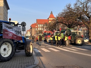 zdjęcie kolorowe: rolnicy i ciągniki rolnicze zaparkowane przed urzędem w centrum Katowic
