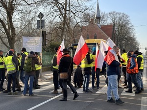 zdjęcie kolorowe: rolnicy protestujący na przejściu dla pieszych