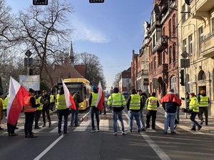 zdjęcie kolorowe: rolnicy blokujący przejazd samochodów na ulicy Francuskiej