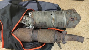 zdjęcie kolorowe: zabezpieczone przez katowickich policjantów katalizatory