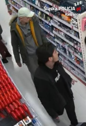 zdjęcie kolorowe: dwóch mężczyzn podejrzewanych o kradzieże rozbójnicze w sklepach kosmetycznych