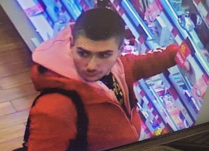 zdjęcie kolorowe: mężczyzna podejrzewany o kradzież perfum w drogerii