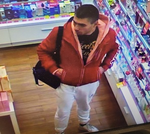 zdjęcie kolorowe: mężczyzna podejrzewany o kradzież perfum w drogerii