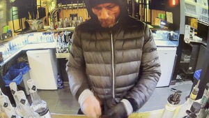 zdjęcie kolorowe: mężczyzna z brodą podejrzewany o kradzież laptopa