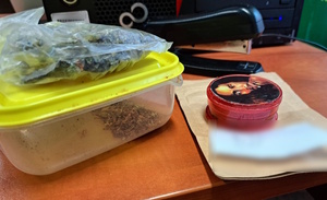 zdjęcie kolorowe: pojemnik z zabezpieczonymi przez policjantów narkotykami