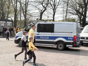 zdjęcie kolorowe: policjanci zabezpieczający przemarsz kibiców na mecz piłki nożnej rozgrywany pomiędzy drużynami GKS-u Katowice i Odry Opole
