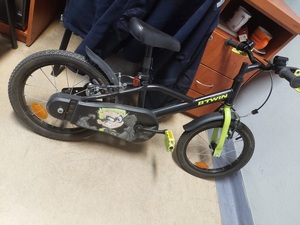 zdjęcie kolorowe: dziecięcy rower