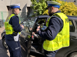 zdjęcie kolorowe: policjanci wydziału ruchu drogowego katowickiej komendy podczas kontroli drogowych w ramach działań "Prędkość"