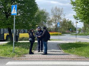 zdjęcie kolorowe: policjantka rozmawiająca z pieszymi o ich bezpieczeństwie