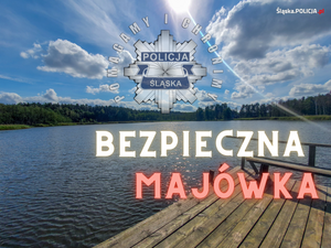 zdjęcie kolorowe: pomost nad jeziorem i napis o treści Bezpieczna majówka