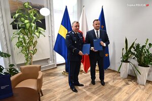 zdjęcie kolorowe: Marszałek Województwa Śląskiego Jakub Chełstowski oraz Komendant Wojewódzki Policji w Katowicach insp. dr Tomasz Michułka.