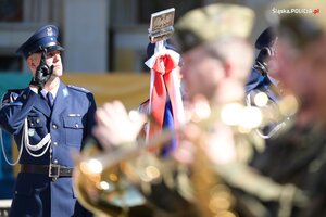 zdjęcie kolorowe: policjant kompanii reprezentacyjnej podczas uroczystej zbiórki