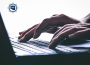 zdjęcie kolorowe: dłonie pisząca na klawiaturze laptopa