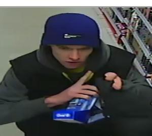 zdjęcie kolorowe: młody mężczyzna w drogerii podejrzewany o kradzież
