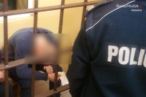 zdjęcie kolorowe: mężczyzna osadzony w policyjnym areszcie