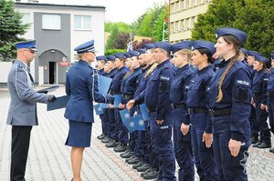 zdjęcie kolorowe: młodzi policjanci podczas uroczystej zbiórki zorganizowanej z okazji zakończenia szkolenia podstawowego