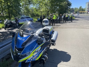 zdjęcie kolorowe przedstawiające oznakowany motocykl policyjny