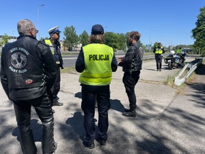 zdjęcie kolorowe przedstawiające policjantów umundurowanych  podczas działań pod nazwą &quot;zmieścimy się wszyscy&quot; wraz z motocyklistami biorącymi udział w akcji