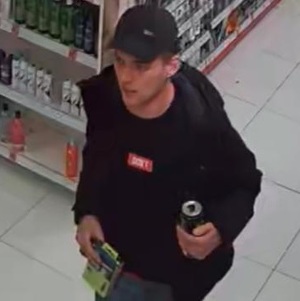 zdjęcie kolorowe: młody mężczyzna podejrzewany o kradzież w sklepie kosmetycznym