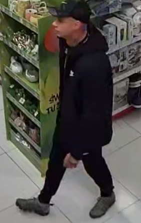zdjęcie kolorowe: młody mężczyzna podejrzewany o kradzież w sklepie kosmetycznym