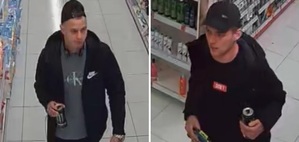 zdjęcie kolorowe: dwóch młodych mężczyzn podejrzewanych o kradzież perfum