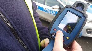 zdjęcie kolorowe: urządzenie do pomiaru prędkości samochodów