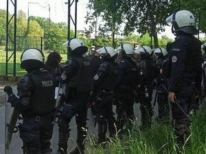 zdjęcie kolorowe: policjanci zabezpieczający mecz piłki nożnej