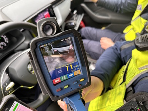 zdjęcie kolorowe: urządzenia pokazujące prędkość z jaka poruszał się samochód