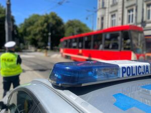 zdjęcie kolorowe: policjant katowickiej drogówki podczas działań "Bezpieczny pieszy"