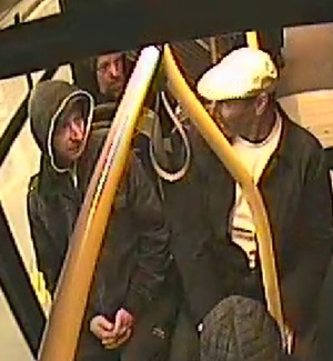 zdjęcie kolorowe: osoby podejrzewane o kradzież kieszonkową w autobusie