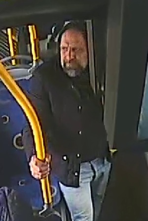 zdjęcie kolorowe: osoby podejrzewane o kradzież kieszonkową w autobusie