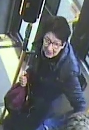 zdjęcie kolorowe: osoby podejrzewane o kradzież kieszonkową w autobusie