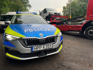 zdjęcie kolorowe: samochód marki renault zatrzymany do kontroli przez policjantów katowickiej drogówki