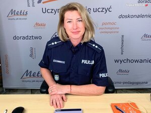 zdjęcie kolorowe: policjantka podczas konferencji