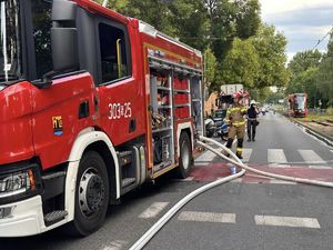 zdjęcie kolorowe przedstawiające Straż Pożarną podczas akcji gaśniczej płonącego pustostanu