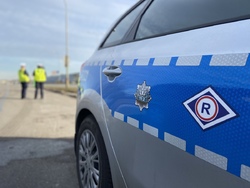 zdjęcie kolorowe przedstawiające radiowóz policyjny