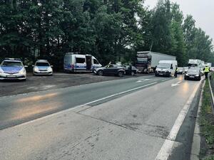 zdjęcie kolorowe przedstawiające radiowozy policyjne oraz pojazdy podczas kontroli na akcji trzeźwość